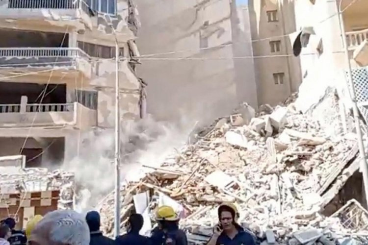 Mısır'ın İskenderiye kentinde 13 katlı bina yıkıldı
