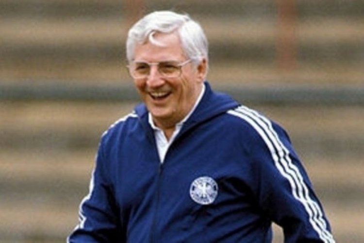 Galatasaray eski teknik direkt&ouml;rlerinden Jupp Derwall'in vefatının 16. yılında andı