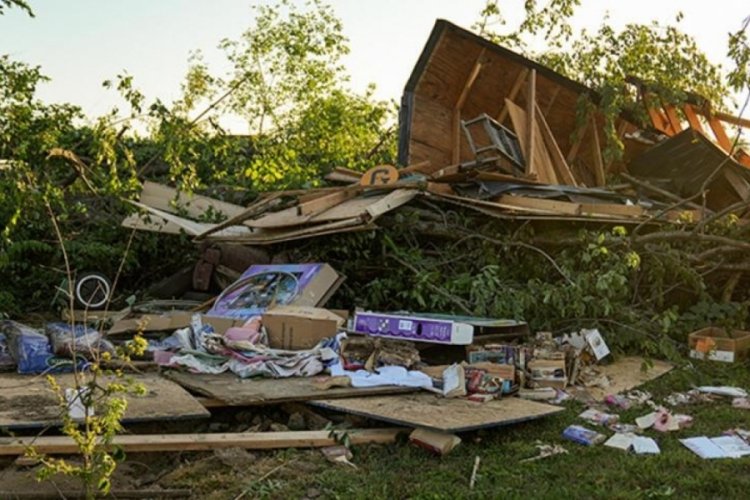 ABD'de hortum felaketi! Evlerin &ccedil;atıları u&ccedil;tu