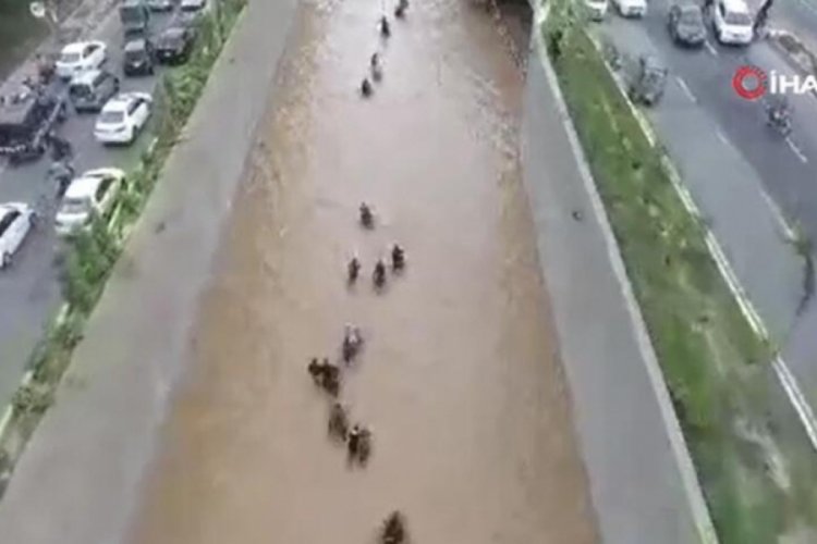 Pakistan'da şiddetli yağış ve yıldırım d&uuml;şmesi sonucu 13 kişi &ouml;ld&uuml;!