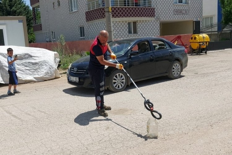 Adıyaman'da evin bah&ccedil;esine giren yılanı itfaiye ekipleri yakaladı
