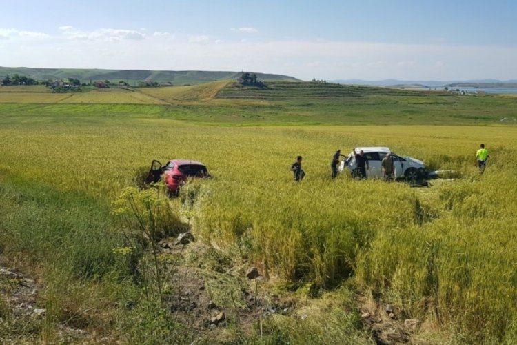 &Ccedil;orum'da iki otomobil &ccedil;arpıştı: 5 yaralı