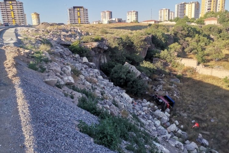 Kayseri'de motosiklet u&ccedil;urumdan yuvarlandı