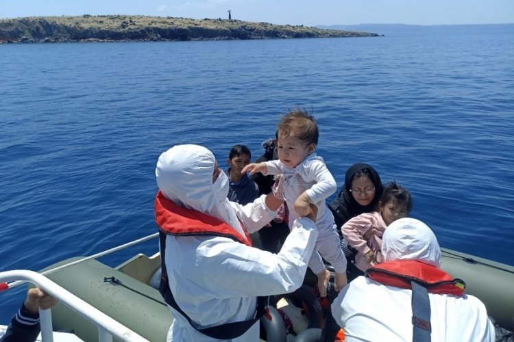 Balıkesir Ayvalık a&ccedil;ıklarında  35 g&ouml;&ccedil;men yakalandı, 29 d&uuml;zensiz kurtarıldı