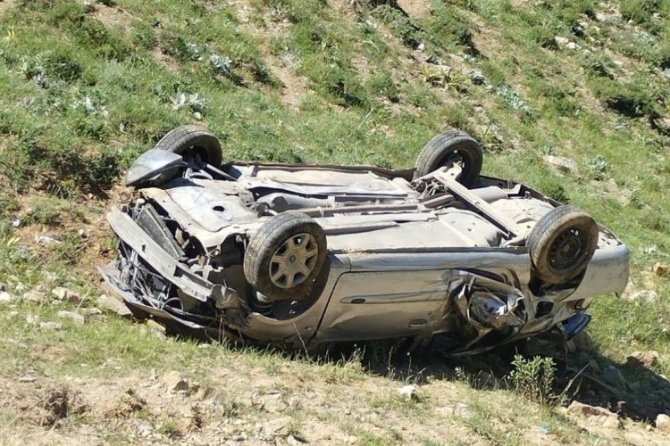 Van Bah&ccedil;esaray'da otomobil u&ccedil;uruma yuvarlandı