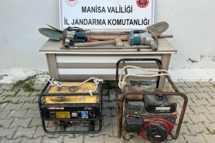 Manisa'da ka&ccedil;ak kazı operasyonunda patlayıcı ele ge&ccedil;irildi