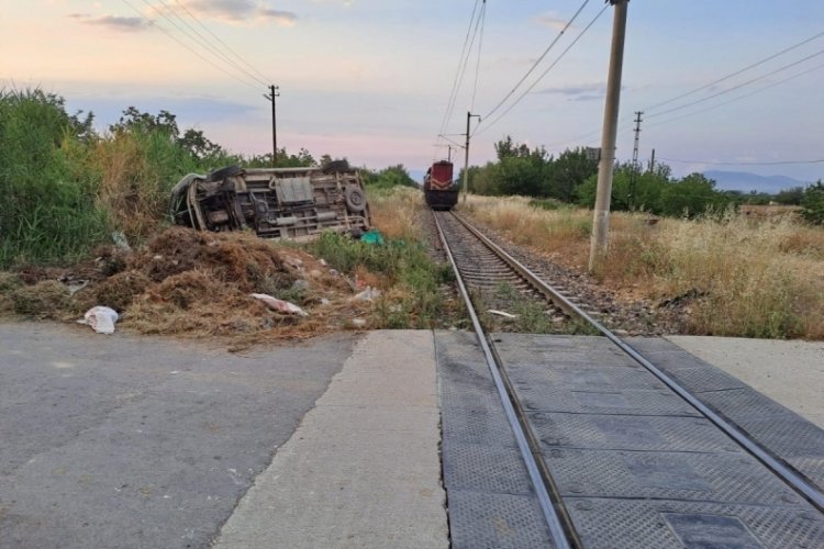 Malatya'da y&uuml;k treni ile minib&uuml;s &ccedil;arpıştı