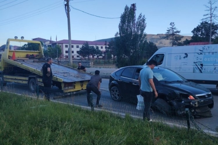 Erzurum'da tır, otomobili ref&uuml;je s&uuml;r&uuml;kledi