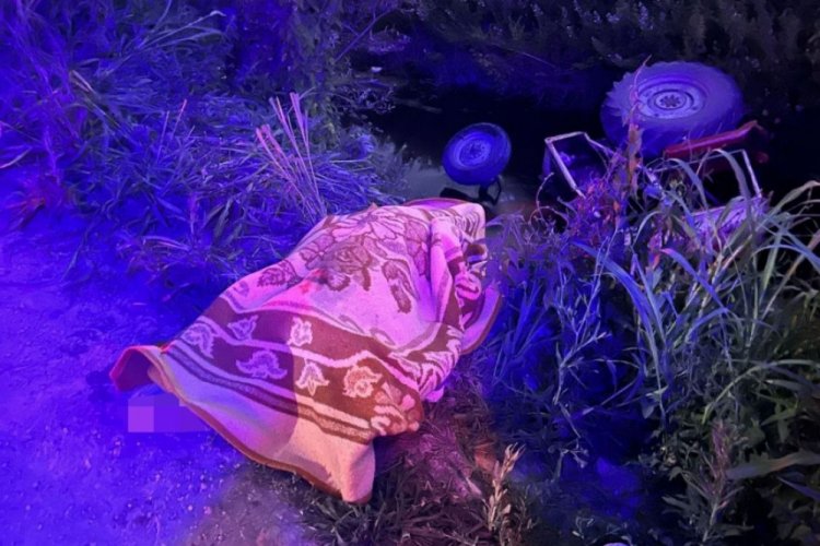 Sakarya'da devrilen trakt&ouml;r&uuml;n altında kalan s&uuml;r&uuml;c&uuml; hayatını kaybetti