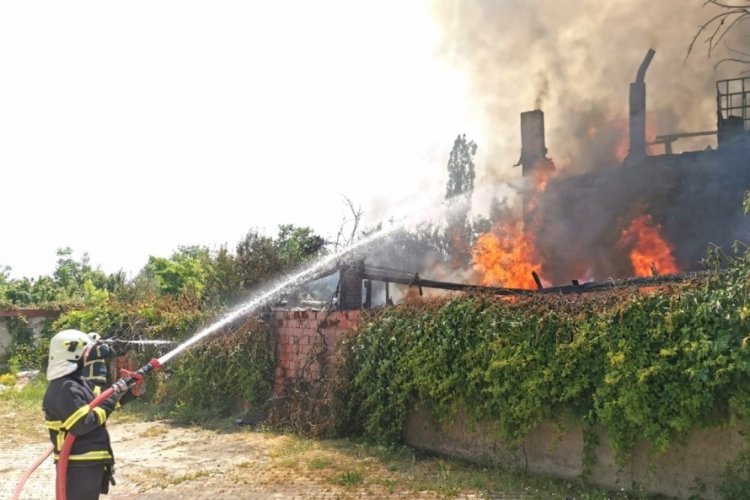 K&uuml;tahya'daki bağ evi ve depo alev alev yandı