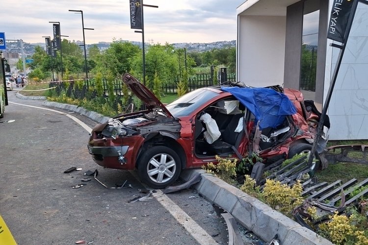 Kocaeli'nde belediye otob&uuml;s&uuml;yle otomobil &ccedil;arpıştı: 3 kişi &ouml;ld&uuml;, 3 kişi yaralandı
