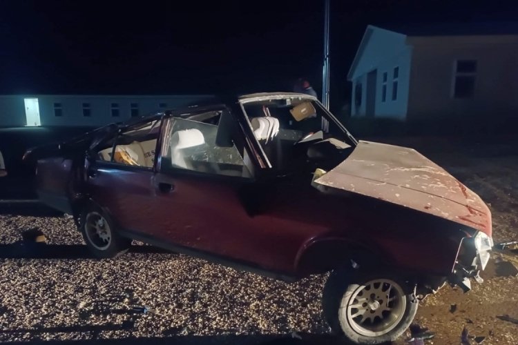Ağrı'da otomobil şarampole devrildi
