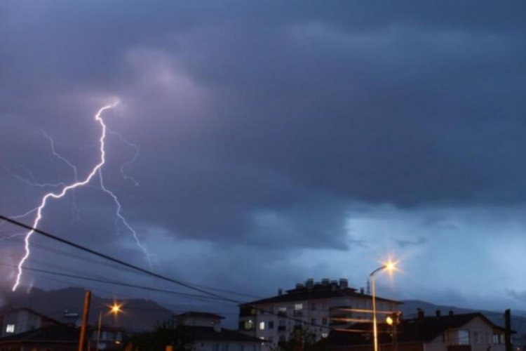&Ccedil;orum ve Kastamonu'ya yıldırım d&uuml;şt&uuml;! 3 &ouml;l&uuml;