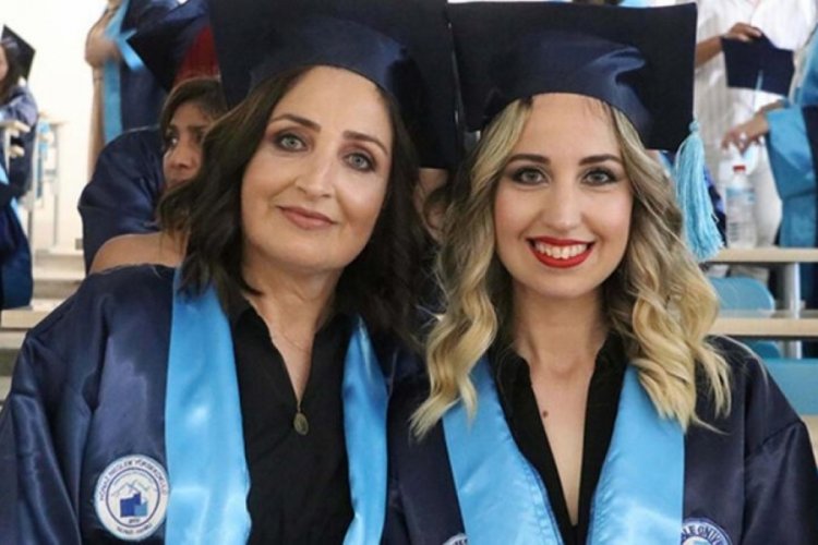 Denizli'de sıra arkadaşı olan anne ve kızı mezun oldu