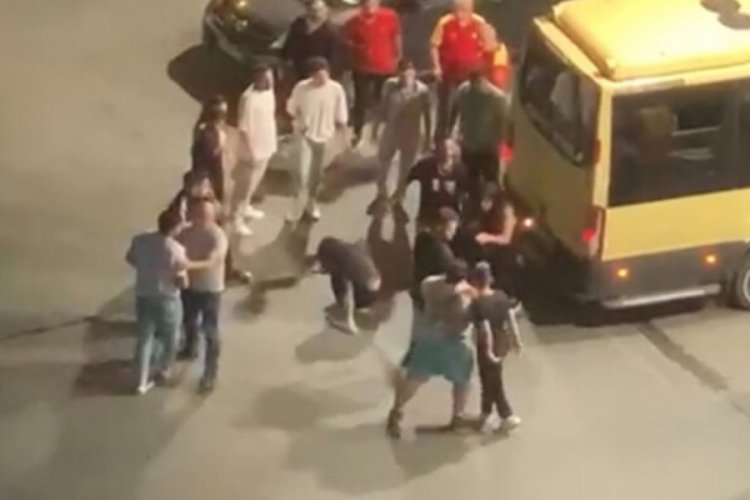 İstanbul'da iki kadını darp eden saldırganlar m&uuml;dahale edenleri ezmeye &ccedil;alıştı!