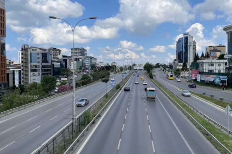 İstanbul'da trafik yoğunluğu y&uuml;zde 2'ye kadar d&uuml;şt&uuml;