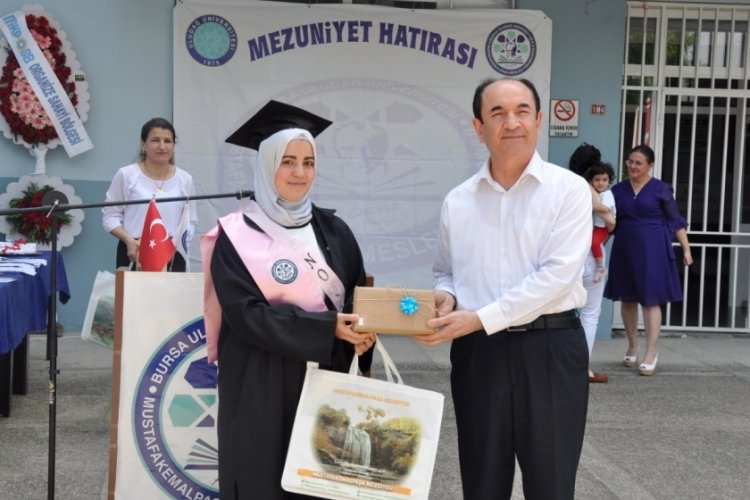 Savaştan ka&ccedil;an Suriyeli &ouml;ğrenci Bursa'da y&uuml;ksekokulu birincilikle tamamladı