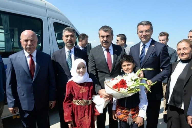 Bakan Tekin memleketi Erzurum'a gitti