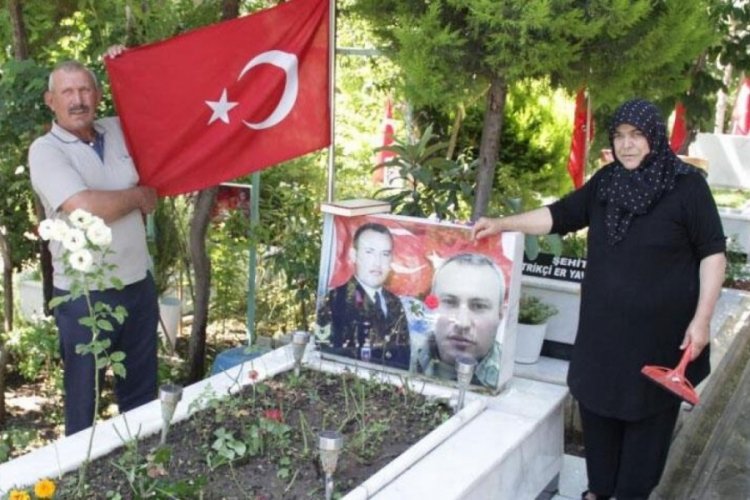 İzmir'deki şehitlikte buruk bayram ziyaretleri