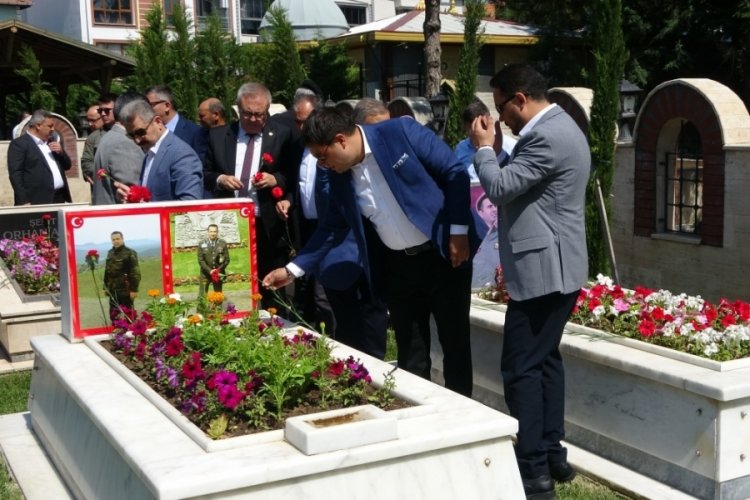 Uşak'ta arife g&uuml;n&uuml; şehitler mezarı başında anıldı