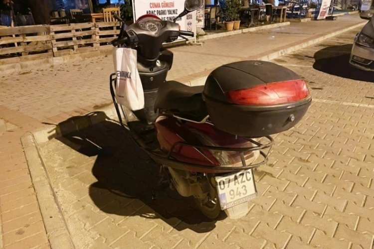 Antalya'da sokak k&ouml;peklerinden ka&ccedil;arken kaza yaptı! 1 yaralı