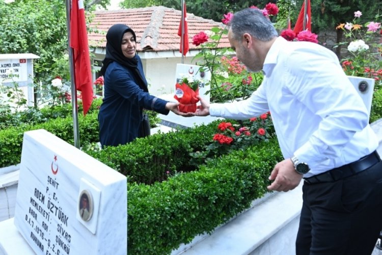 Bursa'daki şehitlikte bayram h&uuml;zn&uuml;