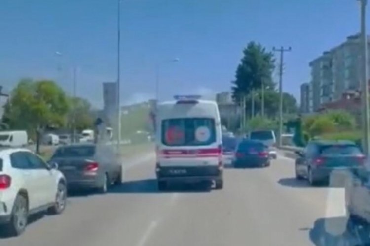 S&uuml;r&uuml;c&uuml;ler ambulansa  fermuar y&ouml;ntemiyle yol verdi Bakan Koca teşekk&uuml;r etti