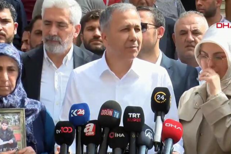 Bakan Yerlikaya, Diyarbakır Anneleri'ne ziyaret etti