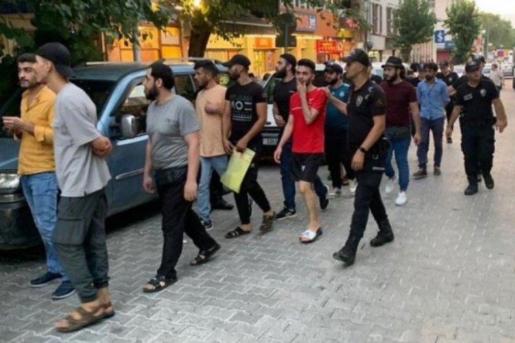 İzmir'de &uuml;lkede yasal kalış hakkı olmayan 120 d&uuml;zensiz g&ouml;&ccedil;men yakalandı