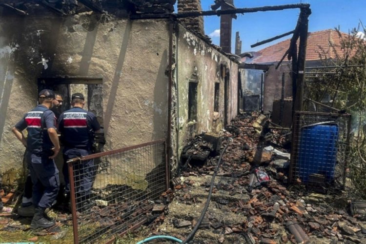 Uşak'ta bir evde yangın &ccedil;ıktı! 89 yaşındaki kişi hayatını kaybetti