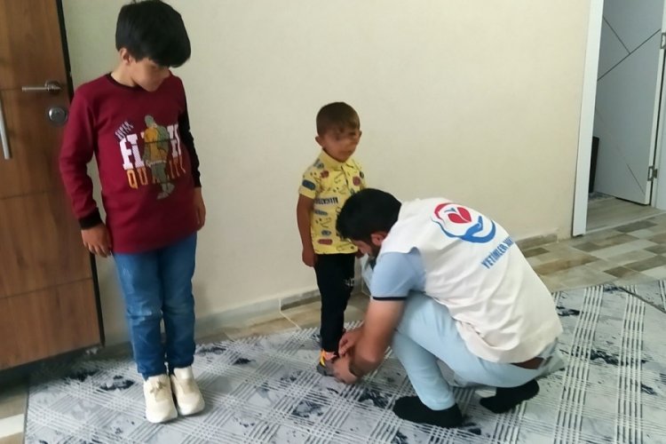 Yetimler Vakfı'ndan &ccedil;ocuklara giyim ve ayakkabı yardımı yapıldı