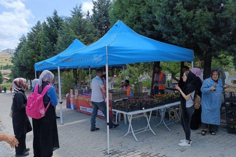 Kocaeli'de mezarlık ziyareti yapan vatandaşlara &ccedil;i&ccedil;ek dağıtıldı