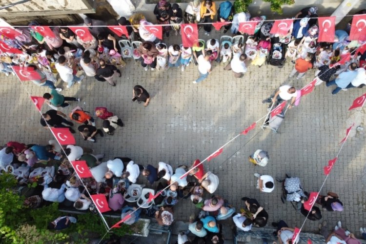Bilecik'te &ccedil;ocukları sevindiren "şeker atma" geleneği 6 asırdır devam ediyor