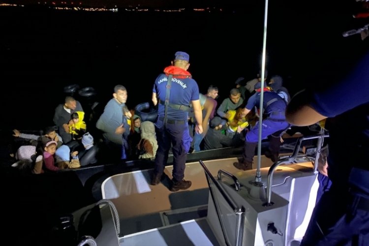 İzmir'de 25 d&uuml;zensiz g&ouml;&ccedil;men kurtarıldı