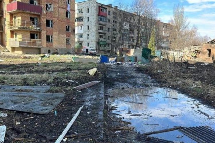 Rusya, Ukrayna'da sivil yerleşim b&ouml;lgesini vurdu: 2 &ouml;l&uuml;, 22 yaralı