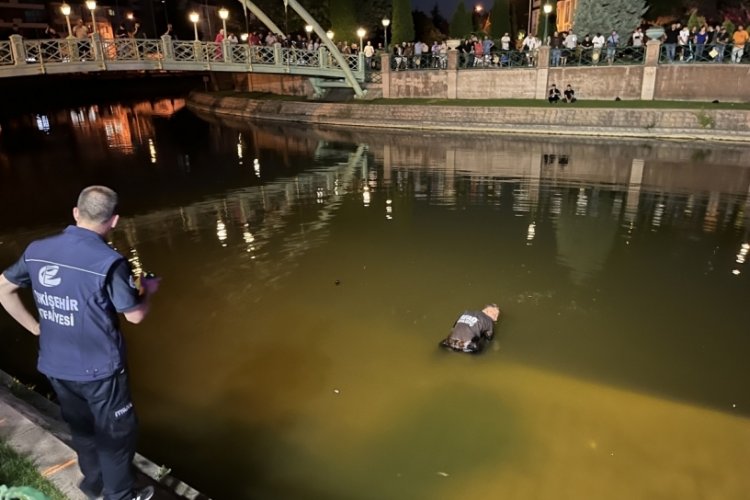 Eskişehir'de Porsuk &Ccedil;ayı'na atlayan bir gen&ccedil; kayboldu