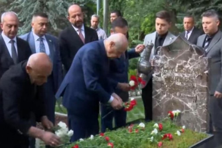 Devlet Bah&ccedil;eli Alparslan T&uuml;rkeş'in kabrini ziyaret etti