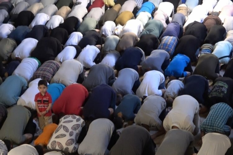 Bursalılar bayram namazı i&ccedil;in camilere akın etti