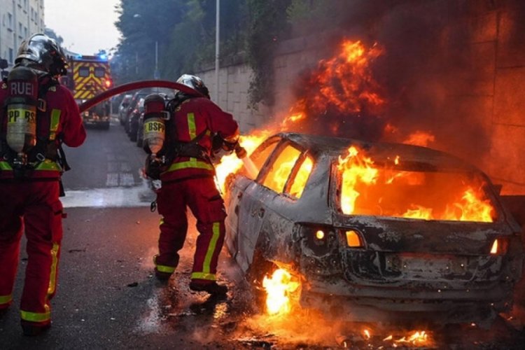 17 yaşındaki gencin polis ateşiyle &ouml;lmesinin ardından Fransa karıştı!