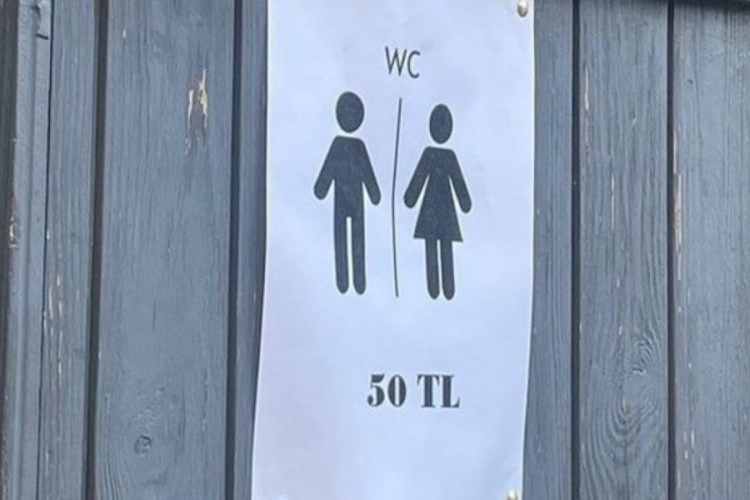 &Ccedil;eşme'de g&uuml;ndem olan tuvalet &uuml;creti ile ilgili işletmeciden a&ccedil;ıklama