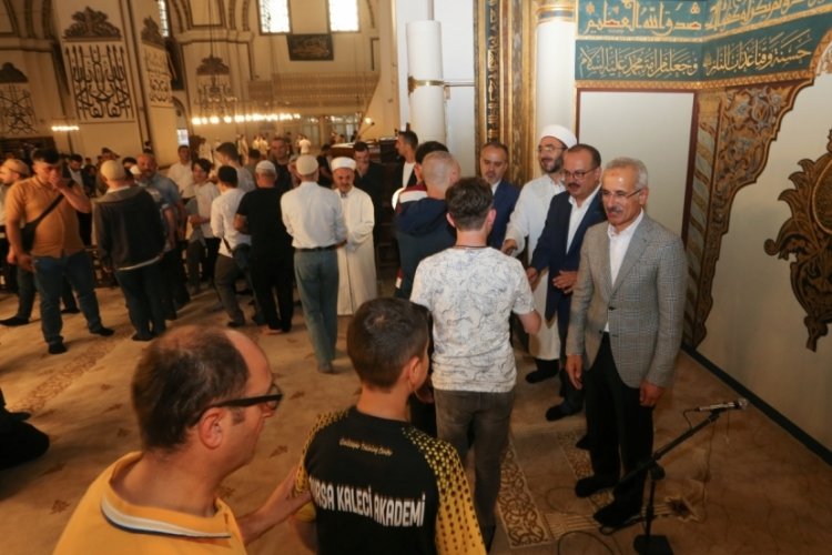 Bursa'da Bakan Uraloğlu ile Vali Yakup Canbolat vatandaşla bayramlaştı