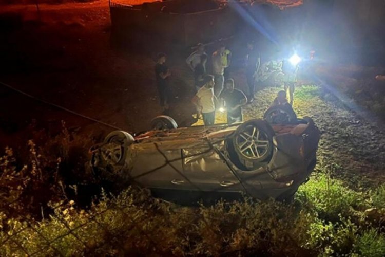 Siirt'te evin bah&ccedil;esine otomobil devrildi! 6 kişi yaralandı