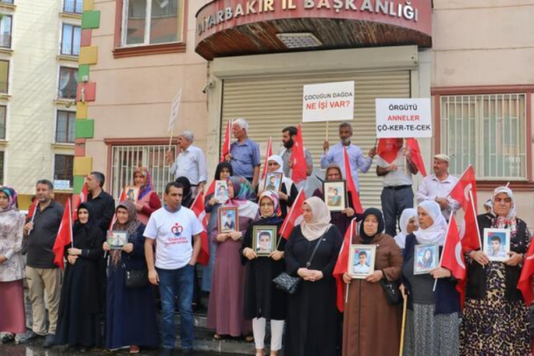 Diyarbakır'da evlat n&ouml;betindeki ailelerin buruk bayramı