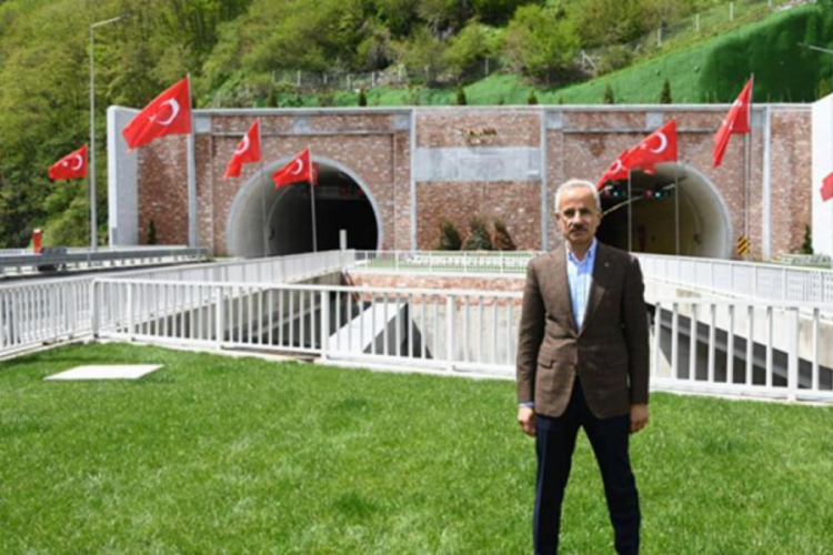 Zigana T&uuml;neli'nden 1.5 ayda 251 bin ara&ccedil; ge&ccedil;ti