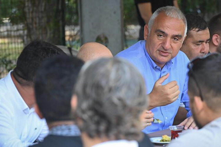 Bakan Ersoy, Antakya'da taksicilerle bayramlaştı