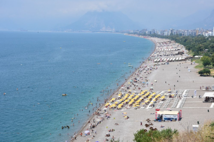 Antalya sahillerinde bayram yoğunluğu yaşanıyor