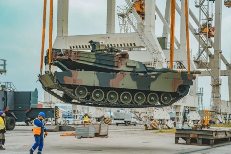 Polonya ABD'den 14 Abrams tankını teslim aldı