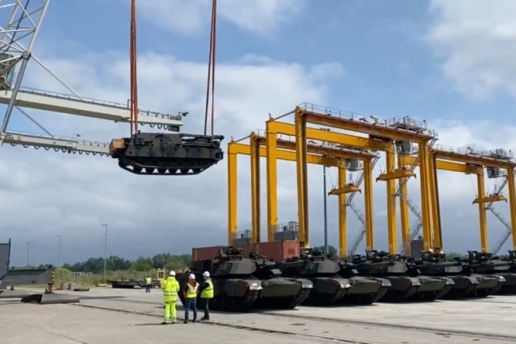 Abrams tanklarının ilk partisi Polonya'ya ulaştı