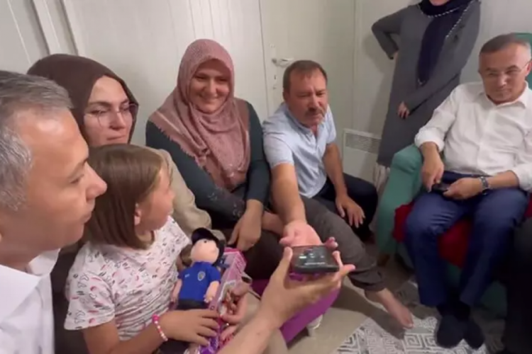 Erdoğan depremzede ailenin bayramını kutladı