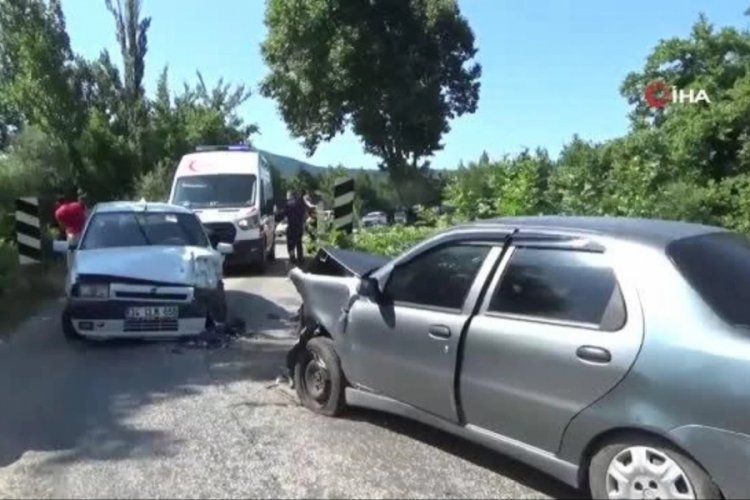 &Ccedil;anakkale'de otomobiller kafa kafaya &ccedil;arpıştı: Yaralılar var